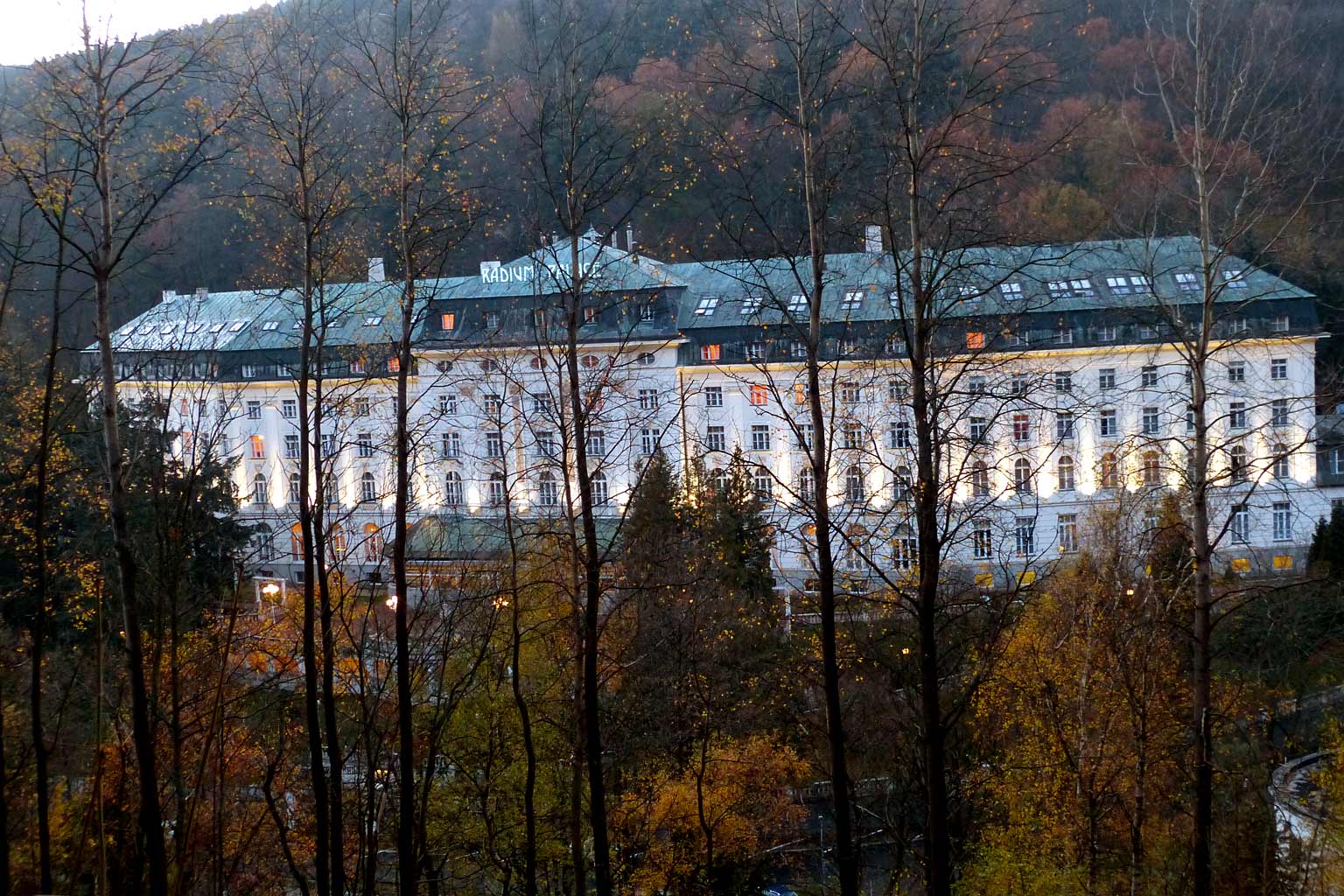 Pohled na hotel ze zaniklé železniční trati