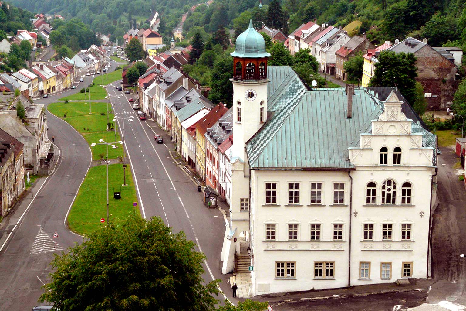 Radnice s Náměstím republiky z kostelní věže