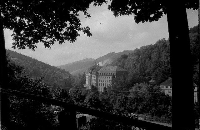 Pohled na Radium Palace z Dvořákovo ulice