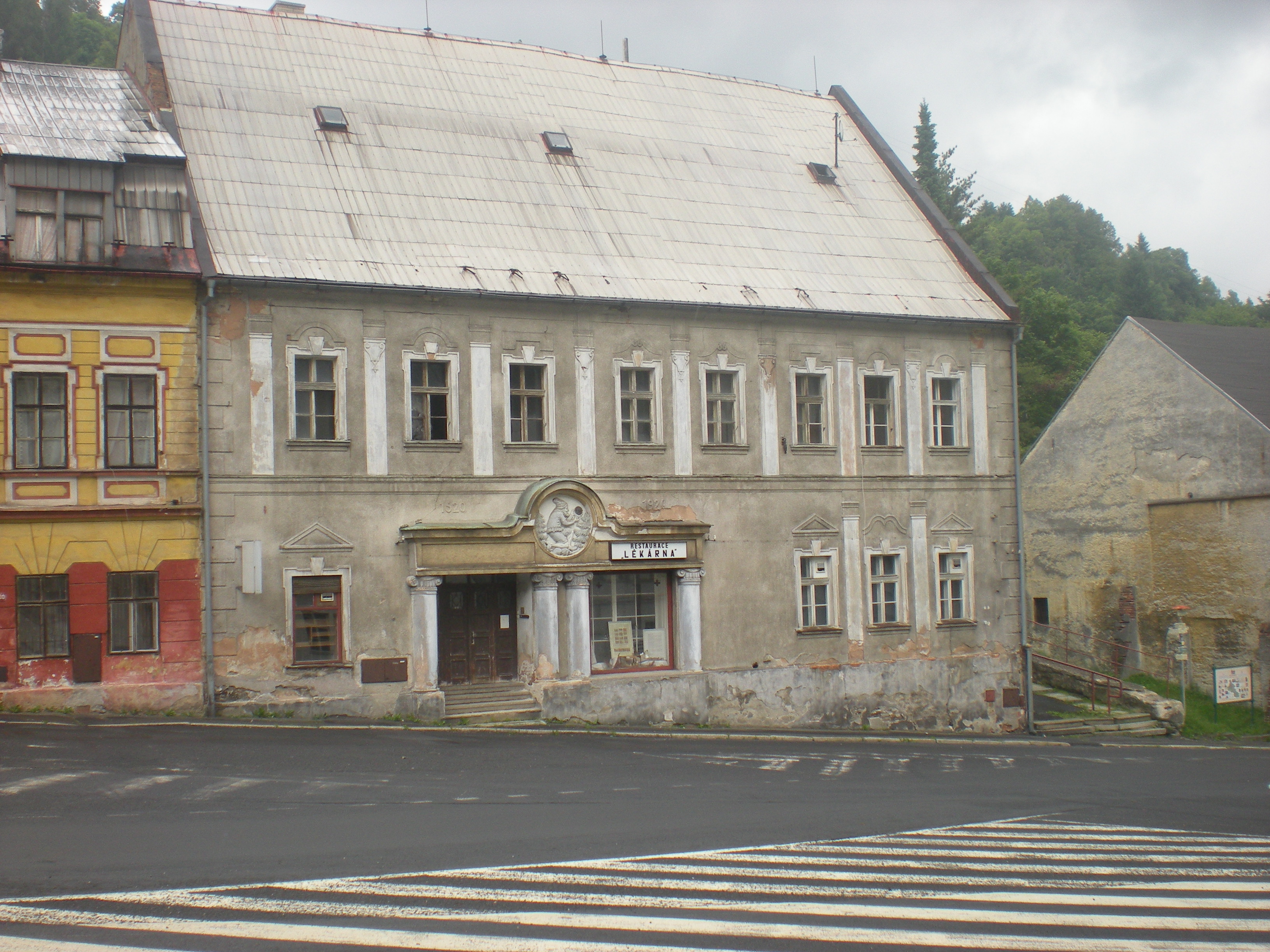 Budova bývalého soudu - původně první lékárna na území ČR